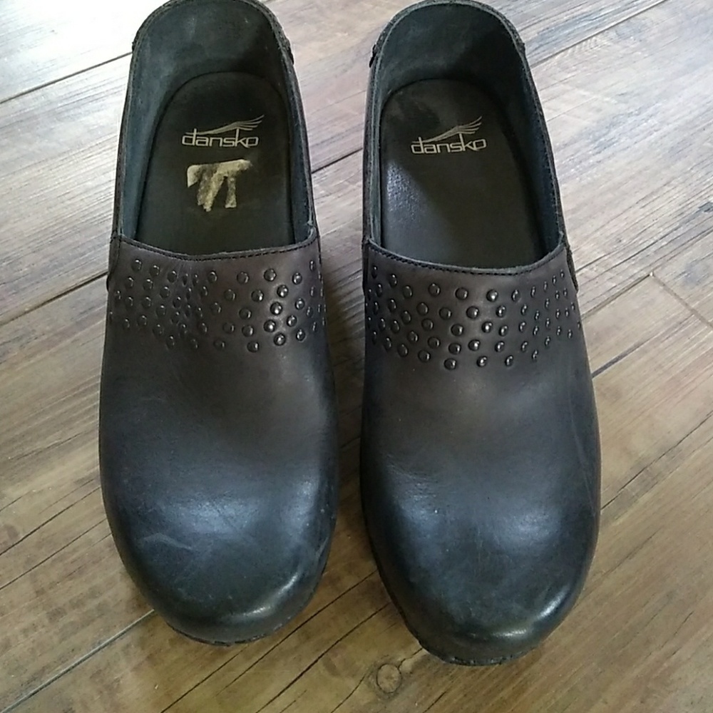 Beautiful pair of black dansko shoes. Size 38